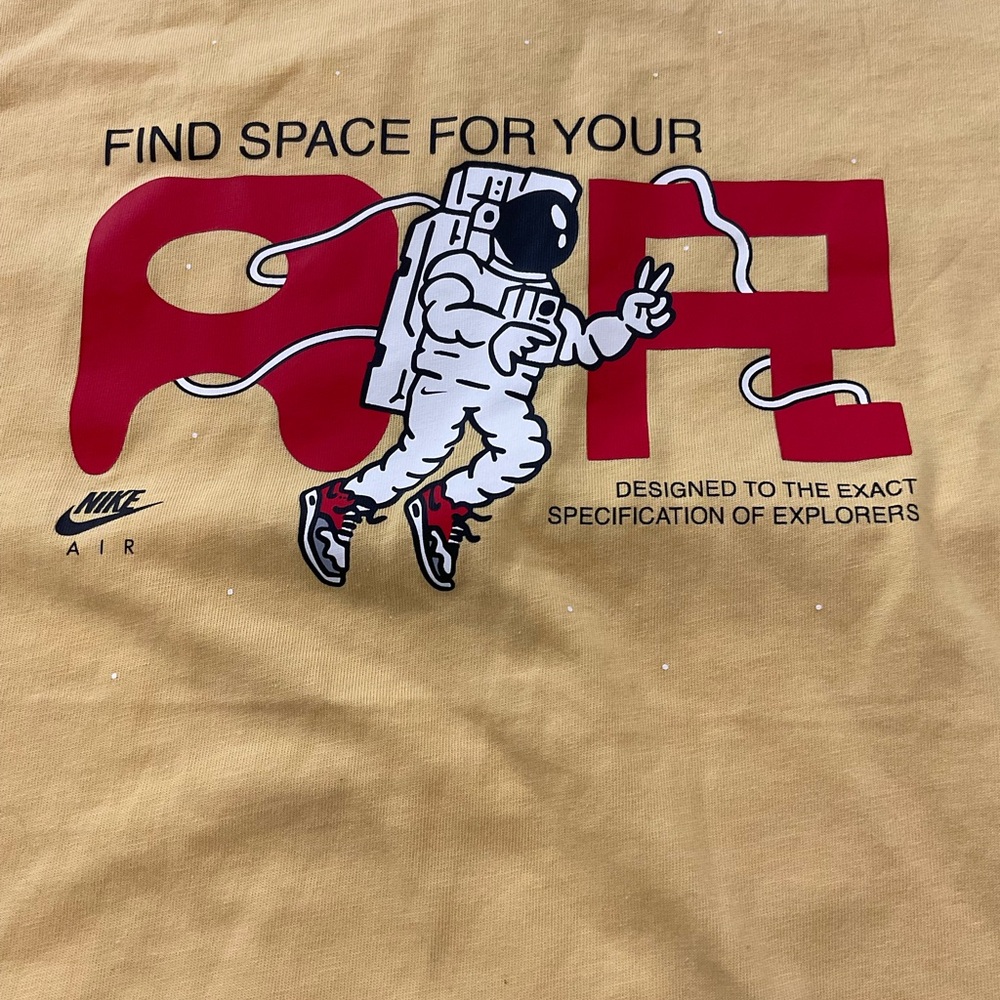 Nike Astronaut Graphic Yellow Tee - Picture 2 of 9